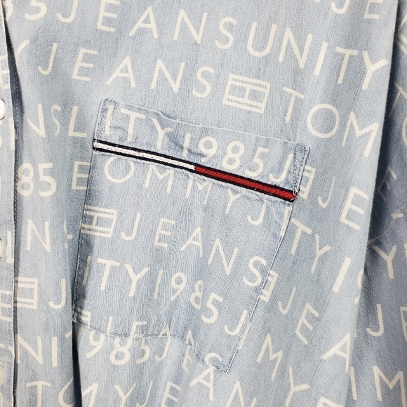 TOMMY JEANS Chambray All Over Logo Print Button Down Shirt Sz M Oversized Fit - Picture 3 of 9
